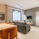 Elegant 3-room Air-conditioned In The Heart Of 10