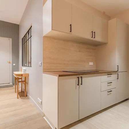 Elegant 3-room Air-conditioned In The Heart Of 10