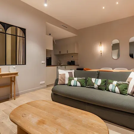 Elegant 3-room Air-conditioned In The Heart Of 10 Apartmán *