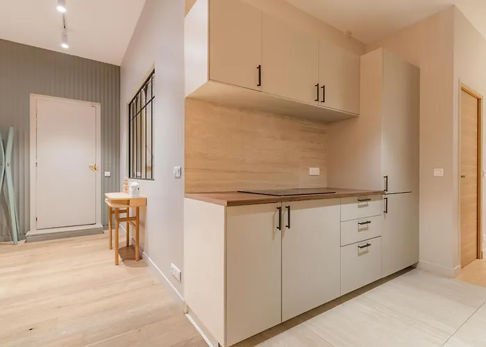 Elegant 3-room Air-conditioned In The Heart Of 10